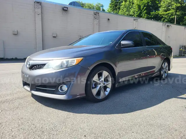 2014 Toyota Camry LE Auto 4DR, 2.5L L4 W 158K miles Sunroof / Leather / Newer Tires
