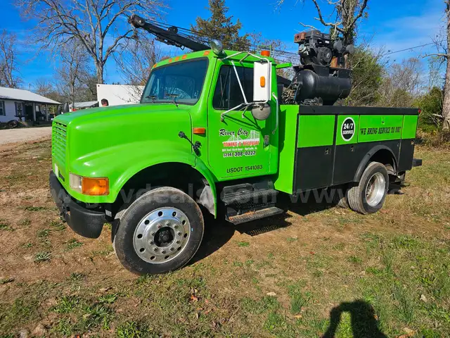 2001 INTERNATIONAL SERVICE TRUCK