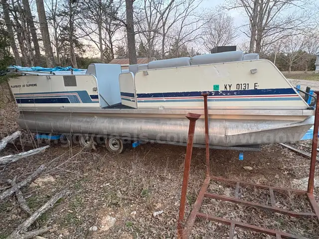 20 FOOT PLAYBOUY PONTOON BOAT ALL NEW INTERIOR