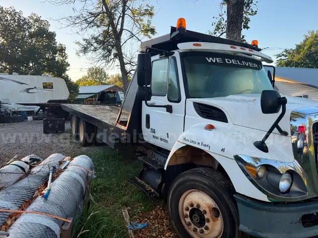 2008 international  rollback with 28ft bed