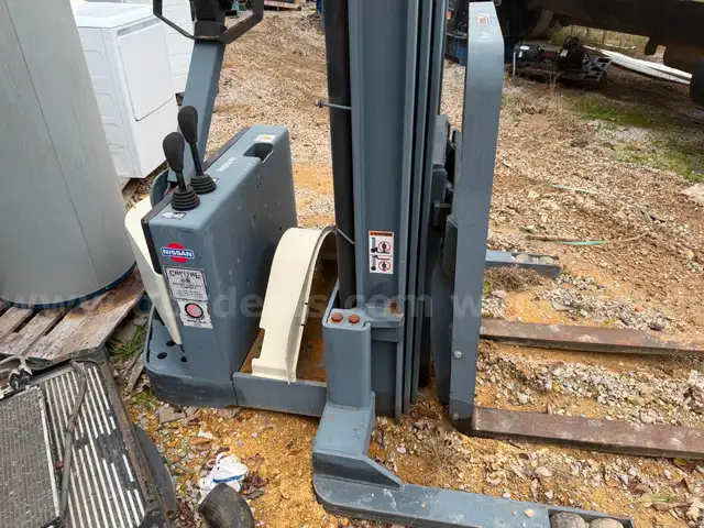 nissan pallet stacker and pusher