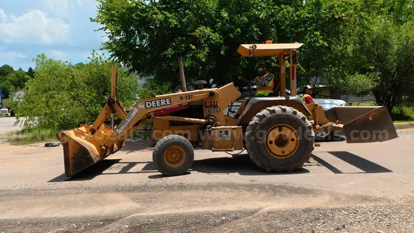 1999 John Deere 210LE Skip Loader / Box Blade Tractor