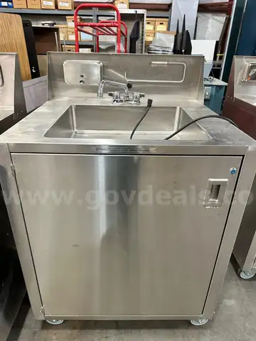 (1) Single-Basin Portable Sink with Hot & Cold Water