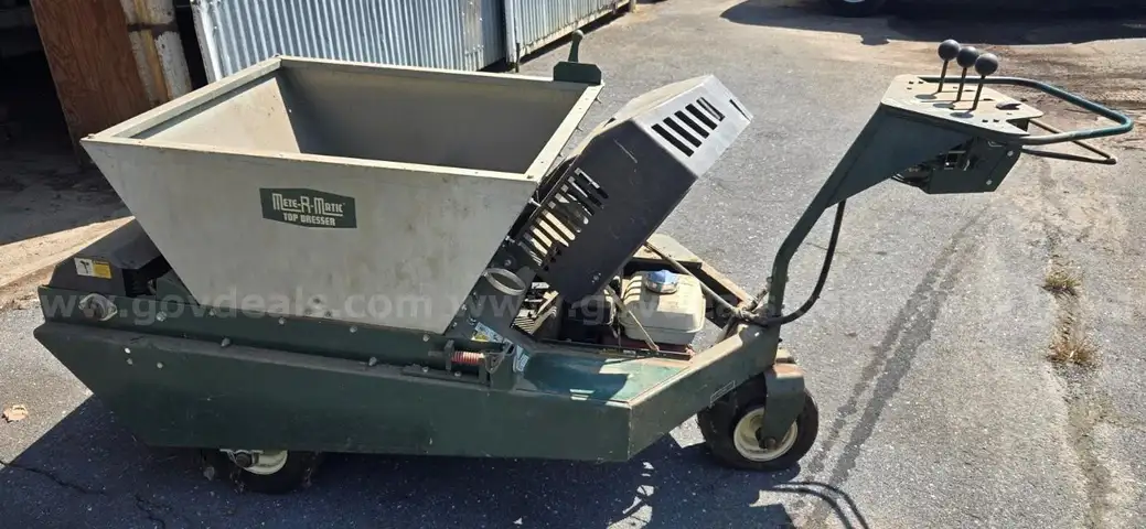 Cornell Mete-R-Matic Turfco Top Dresser