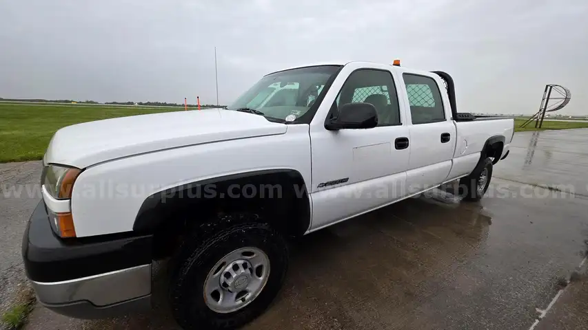 2005 Chevrolet Silverado 2500HD Work Truck Crew Cab Short Bed 2WD