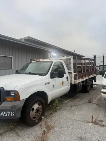 2005 Ford F350 Flatbed Truck