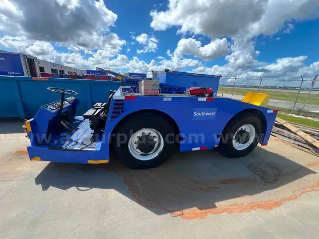 2004 FMC B400 Aircraft Tow Tractor