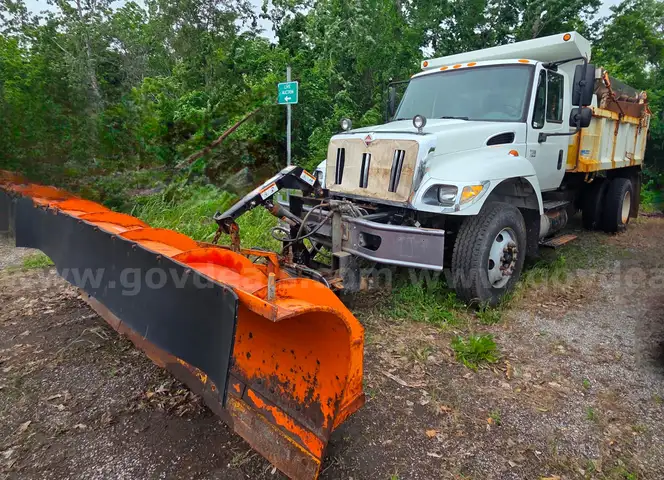 2006 International 7300 w/Plow &#x26; Spreader