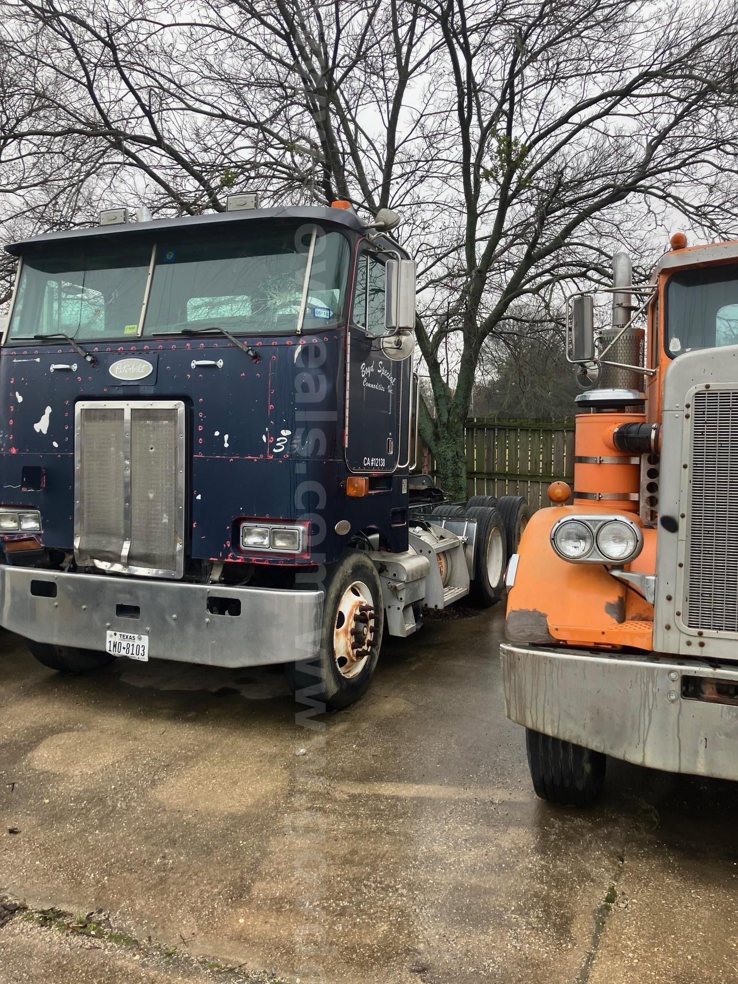 Photo of a 2000 Peterbilt 362