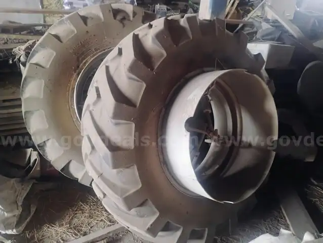 16.9 x 28 snap on dual dually rear tractor tires and rims off Ford 3930