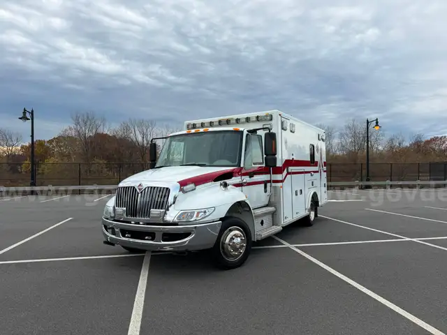 International 4300 PL-Custom Ambulance