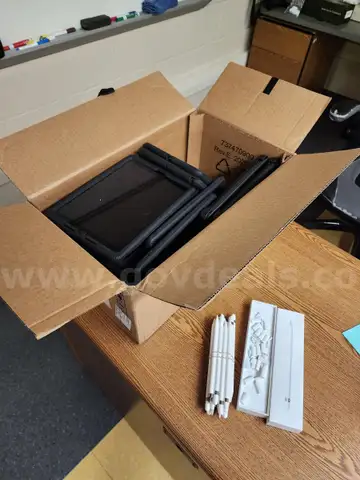 Lot of Apple iPads and Apple Pencils *NO SHIPPING*