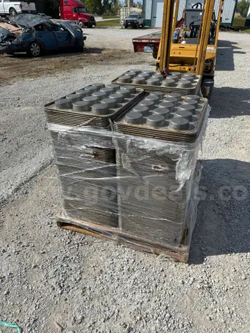 Large Lot Of Used Chicago Metallic 43037 Commercial Bakery Mini Cake Pans-WILL SHIP