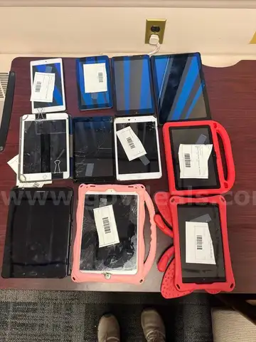 Up for auction is a 1 (one) Apple iPad Pro 12.9-inch (4th generation)