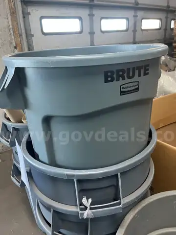 Brute 32 gal. Gray Round Vented Trash Can without lid QTY: 7