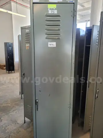 METAL LOCKERS QTY: 23
