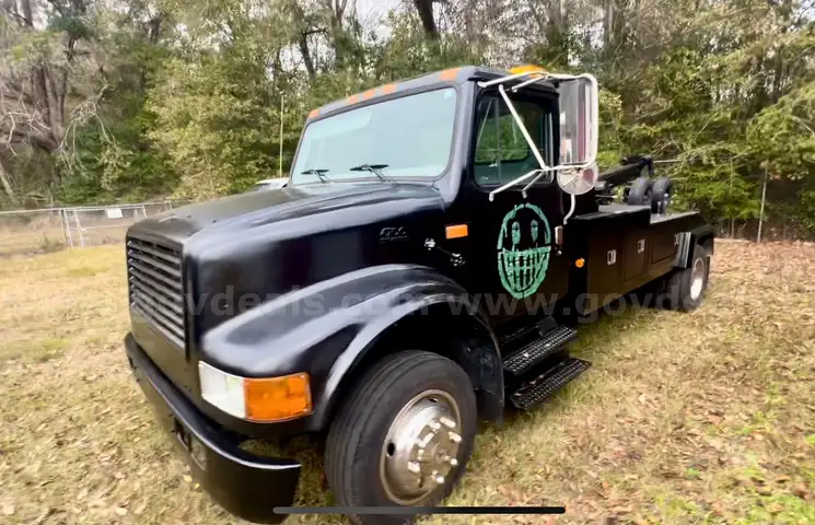 1997 International 4700 medium duty tow truck. Ready to work!