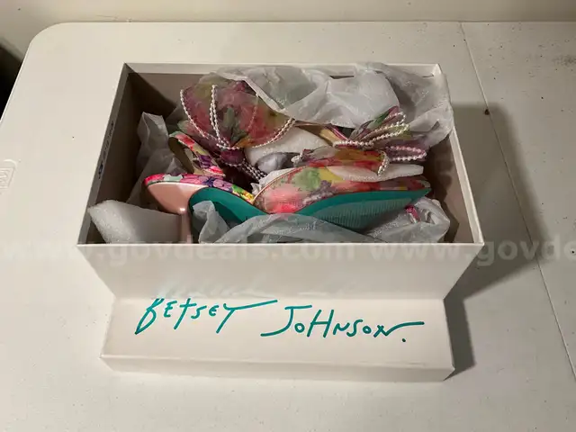 1 Pair Women&#x2019;s Heels, Pumps, Shoes, Betsy Johnson, Size 7M SB-KELLI SBKELLY FLORAL SLINGBACK STILLETO NEW