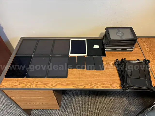 Lot of 12 Apple Devices &#x2013; iPads &#x26; iPhones