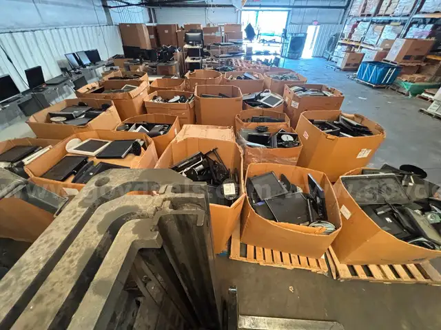 Lot of LCD Monitors &#x2013; 20 Gaylords &#x2013; USED / UNTESTED