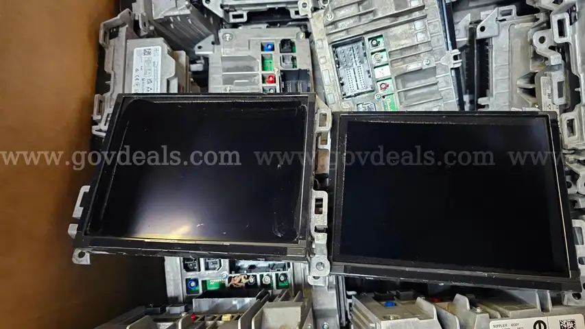 Lot of 200 VP4R Dodge Ram/Jeep/Chrysler Radios