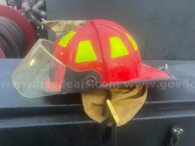 Cairns 1010 red fire helmet