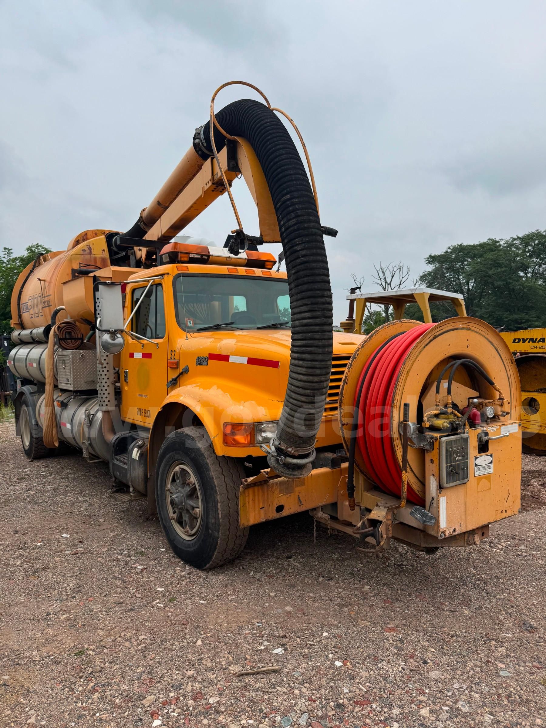 Photo of a 1995 International 4900