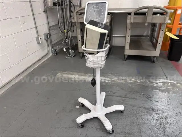 1 WELCHALLYN MOBILE SPHYGMOMANOMETER &#x26; 1 TRANSFROMER