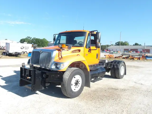 2006 International 7300 DT446