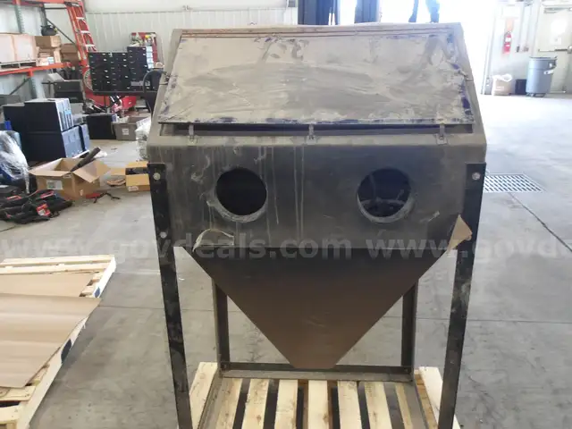 Metal sand blasting cabinet