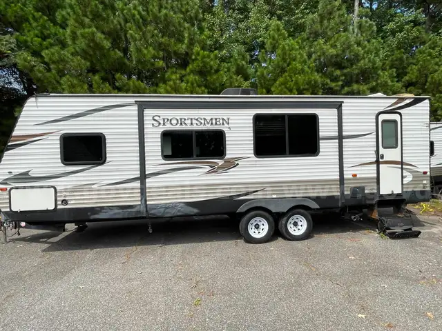 2017 Venture RV (KZ RV Classic Sportsmen) Camper Trailer with side bump out