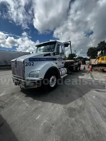 2024 Kenworth T880