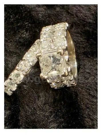 14 KARAT WHITE GOLD ENGAGEMENT RING (NATURAL DIAMONDS)
