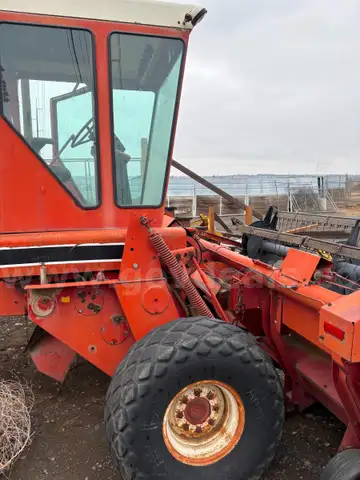 International 5000 Windrower