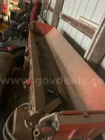 Under tailgate conveyor