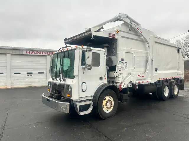 2010 Mack MRU600 Heil front loader