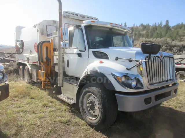 2016 International/Navistar WorkStar 7400 Inline 6-Cylinder (9.3L) N9 Diesel Garbage Truck