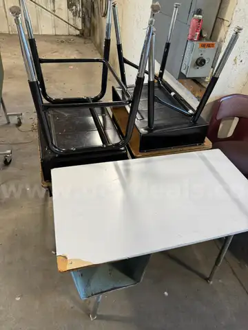 Student Desks (Qty 5)