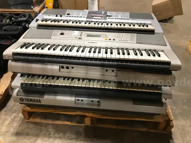PALLET OF 8 YAMAHA KEYBOARDS!