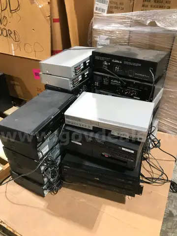 MIXED PALLET OF APPROXIMATELY 25 VHS/DVD/LASER DISK PLAYER