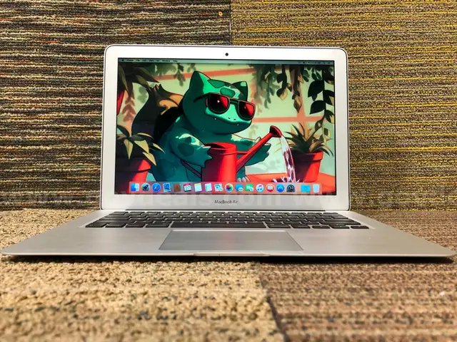 2015 MacBook Air 13.3&#x22; Core i5 8GB Ram 128GB SDD MacOS Yosemite