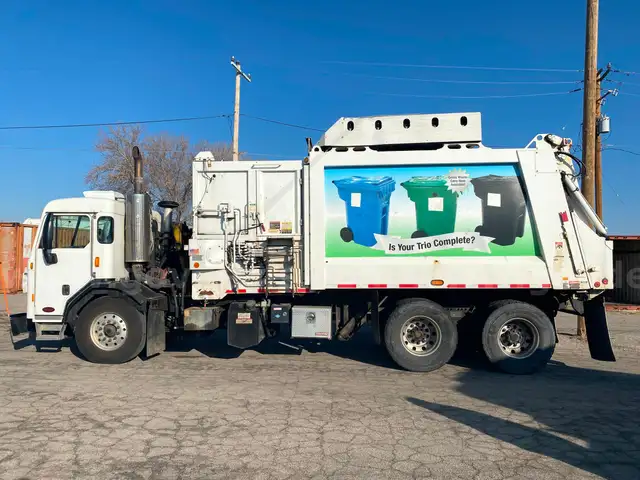 2015 Peterbilt Side Load Garbage Truck