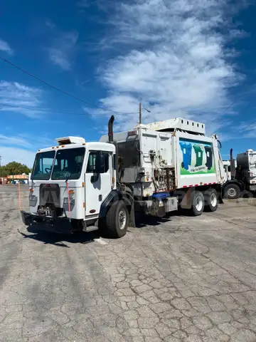 2016 Peterbilt Side Load Garbage Truck