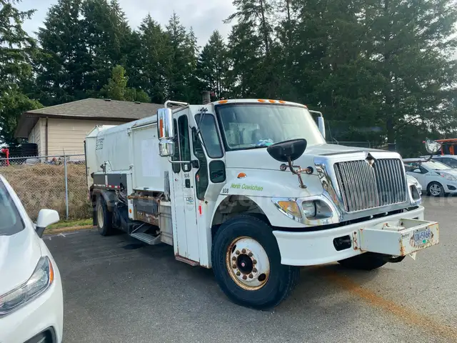 2007 International 7400 Garbage Truck  DT466 Diesel - not operable