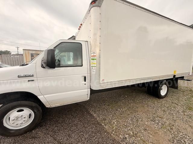 Photo of a 2016 Ford E-350 SuperDuty