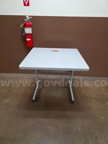 SMALL SQUARE DESK
