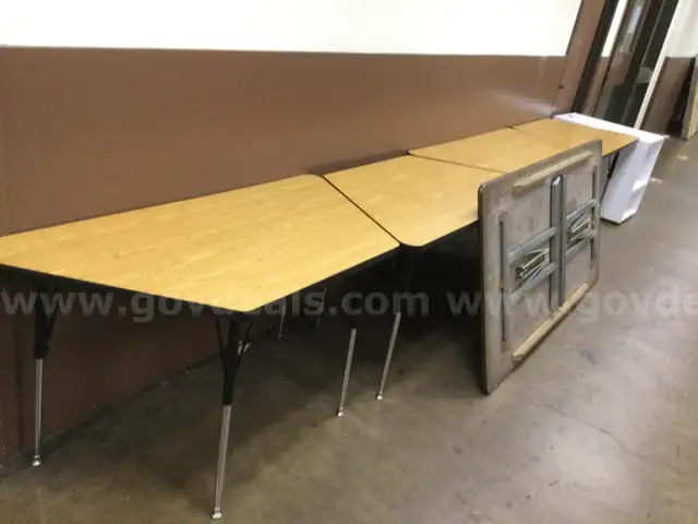 LOT OF OFFICE FURNITURE