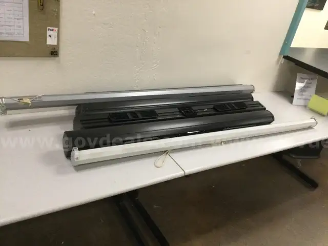 LOT OF PROJECTOR SCREENS