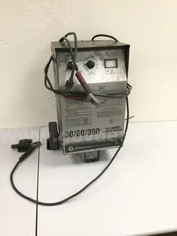 BATTERY CHARGER FOR PARTS OR REPAIR