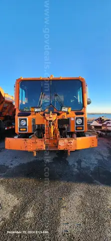2007 Mack MR688S - SALT SPREADER TRUCK